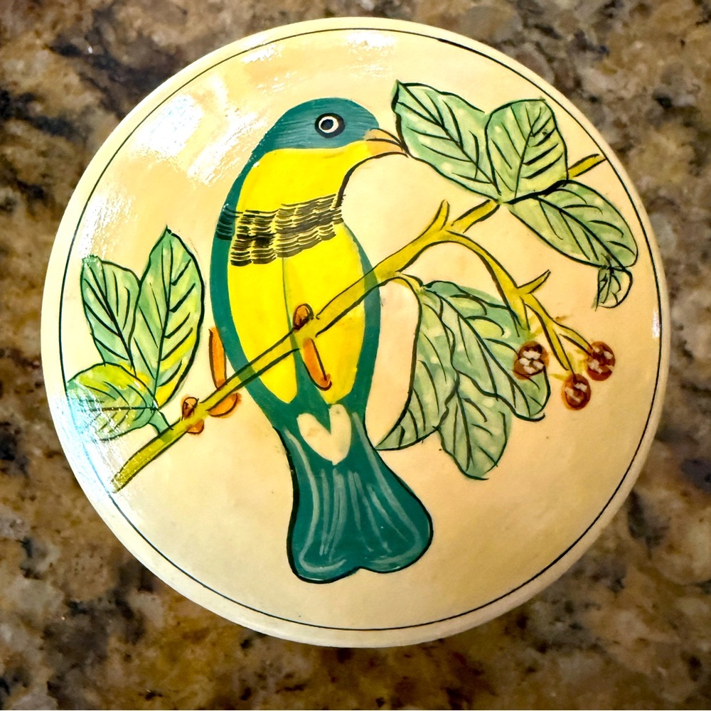 Painted bird on berry branch 3.5” Round Wooden Trinket/Jewelry box vintage EUC